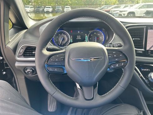 New 2026 Chrysler Pacifica Limited w/ S Appearance Package image 16