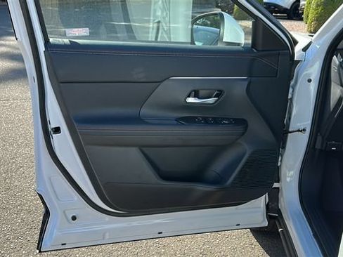 Used 2025 Nissan Kicks SR w/ SR Premium Package AWD/4WD image 9