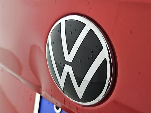 Certified 2024 Volkswagen Taos SE image 11