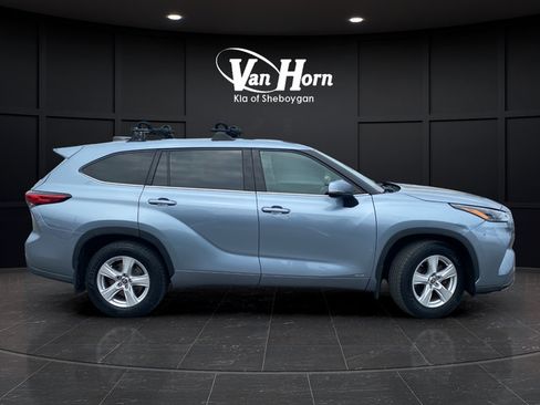 Used 2022 Toyota Highlander LE AWD/4WD image 8