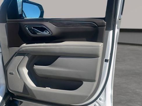 Used 2021 Chevrolet Suburban Z71 w/ Luxury Package image 47