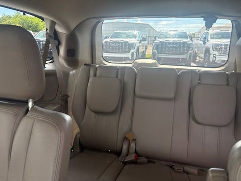 Used 2015 Chrysler Town & Country Touring-L w/ Driver Convenience Group FWD image 9