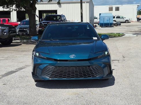 Used 2025 Toyota Camry SE w/ Convenience Package FWD image 2