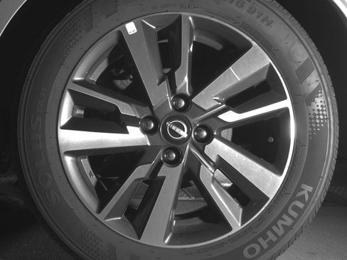 Used 2025 Nissan Versa SV FWD image 11