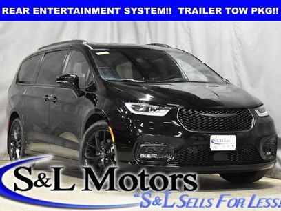 New 2026 Chrysler Pacifica Limited w/ Uconnect Theater Family Group
