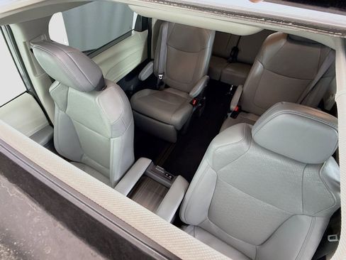 Used 2024 Toyota Sienna Limited FWD image 24