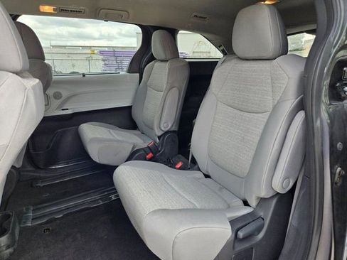 Used 2025 Toyota Sienna LE image 23