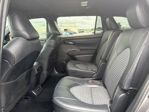 Used 2021 Toyota Highlander XSE FWD image 12