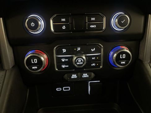 Used 2022 GMC Yukon SLE w/ Gmc Pro Safety Plus Package AWD/4WD image 11
