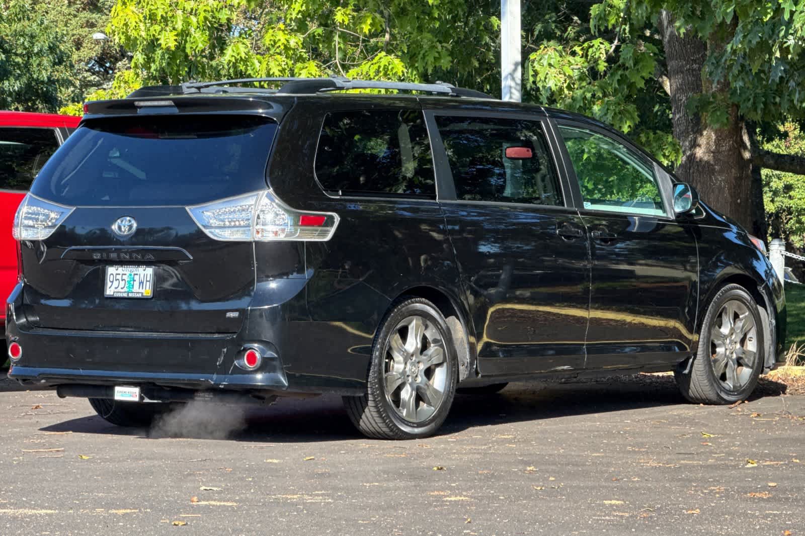 Used 2012 Toyota Sienna SE FWD image 2