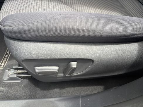 Used 2021 Toyota Highlander L FWD image 13