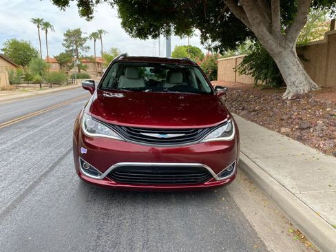 Used 2018 Chrysler Pacifica Limited FWD image 3