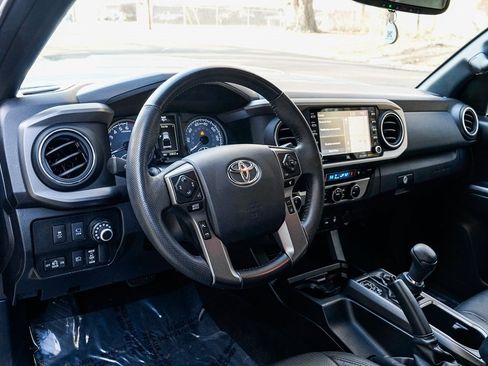 Used 2022 Toyota Tacoma TRD Sport image 11