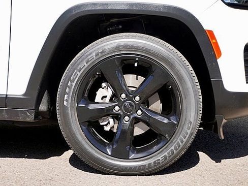 Used 2023 Jeep Grand Cherokee Altitude AWD/4WD image 8