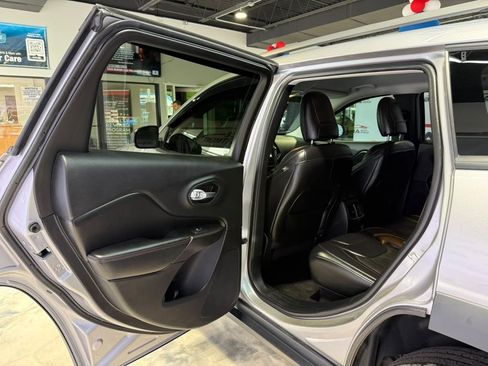 Used 2020 Jeep Cherokee Trailhawk AWD/4WD image 38