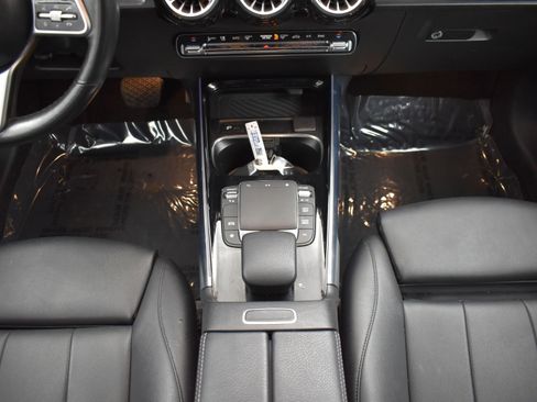 Used 2021 Mercedes-Benz GLB 250 4MATIC w/ Premium Package image 14