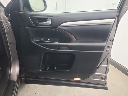 Used 2015 Toyota Highlander XLE FWD image 13