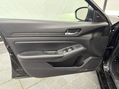 Used 2024 Nissan Altima 2.5 SV FWD image 11