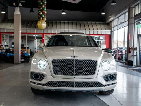 Used 2018 Bentley Bentayga image 2