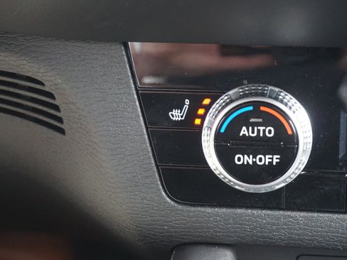 Used 2025 Mitsubishi Outlander SE image 14