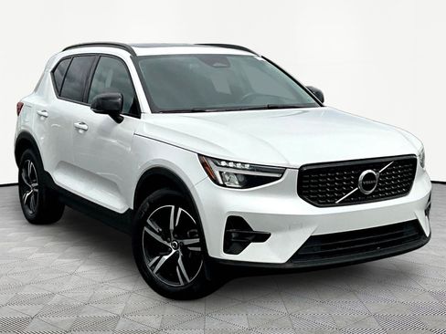 Used 2023 Volvo XC40 B5 Plus AWD/4WD image 3