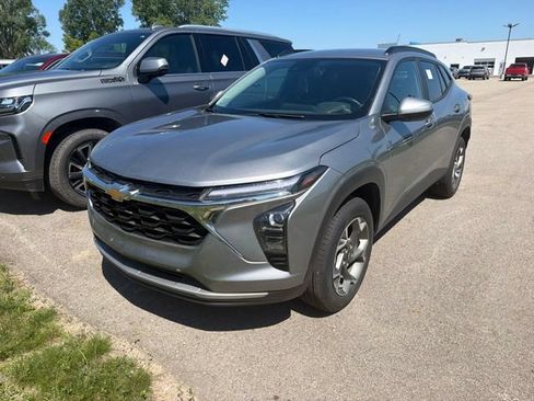 Used 2025 Chevrolet Trax LT w/ Driver Confidence Package FWD image 3