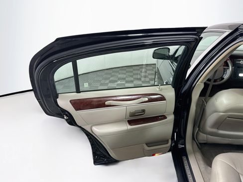 Used 2005 Lincoln Town Car Signature Limited RWD image 25