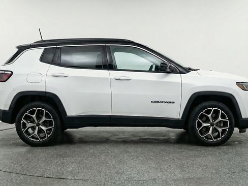 Used 2025 Jeep Compass Latitude AWD/4WD image 11
