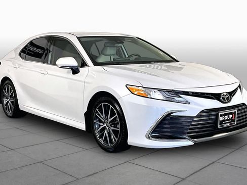 Used 2023 Toyota Camry XLE FWD image 3