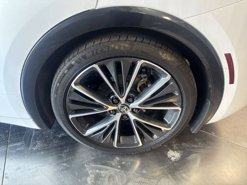 Used 2025 Toyota Prius XLE FWD image 10