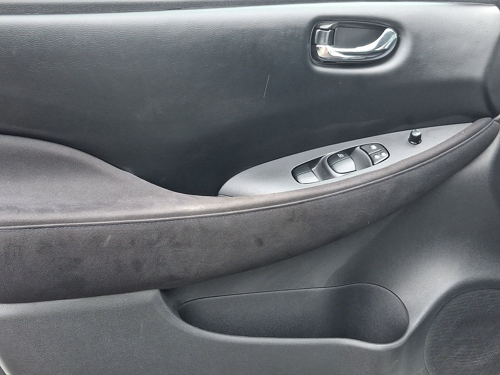 Used 2015 Nissan Leaf S FWD image 12