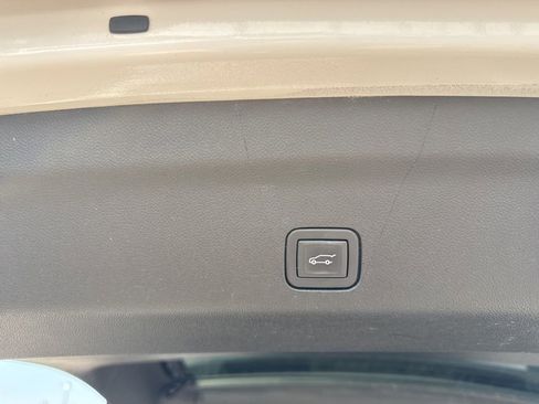 Used 2023 Chevrolet Suburban Premier image 33