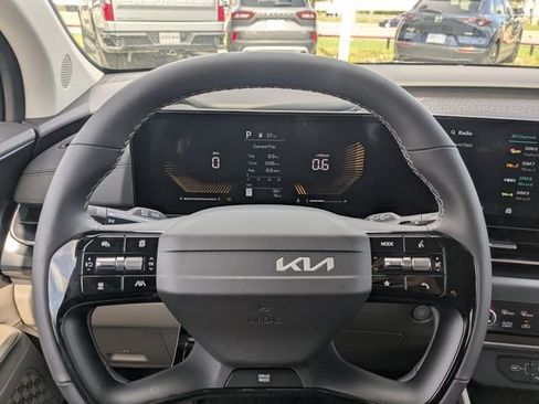 New 2027 Kia Carnival LX FWD image 29