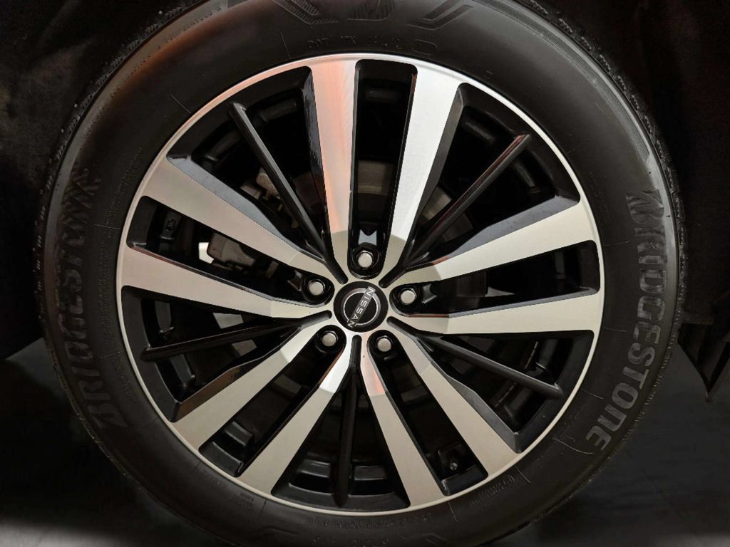 Used 2025 Nissan Pathfinder Platinum AWD/4WD image 32
