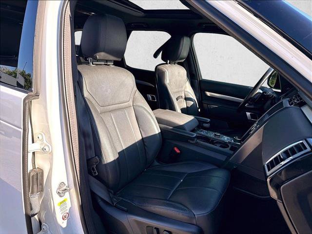 Used 2020 Land Rover Discovery Landmark AWD/4WD image 9