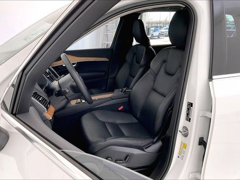 Used 2023 Volvo XC90 B6 Plus image 34
