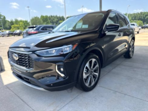 Certified 2023 Ford Escape Platinum w/ Premium Technology Package AWD/4WD image 3