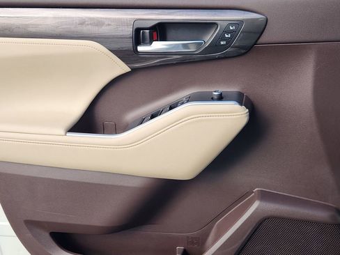 Used 2020 Toyota Highlander Limited image 23