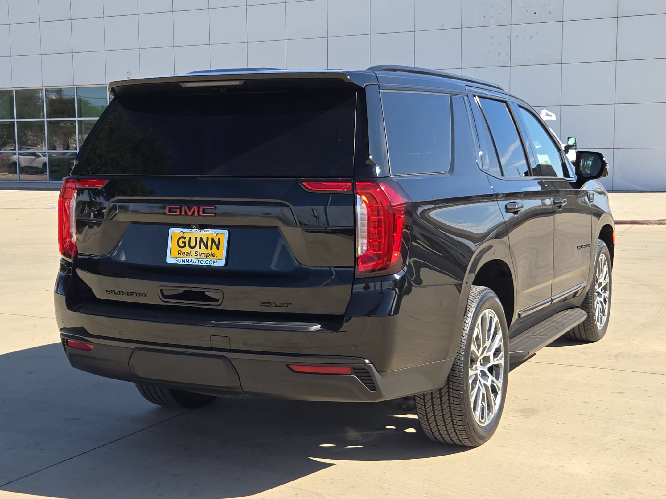 Certified 2022 GMC Yukon SLT w/ SLT Luxury Package AWD/4WD image 3