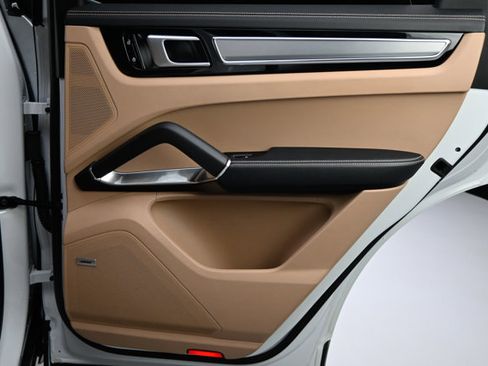 Used 2019 Porsche Cayenne Turbo w/ Premium Plus Package image 64