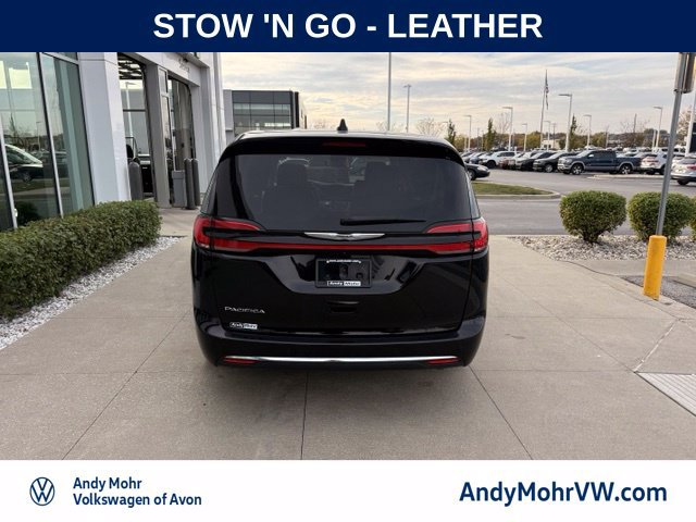 Used 2024 Chrysler Pacifica Touring-L FWD image 7