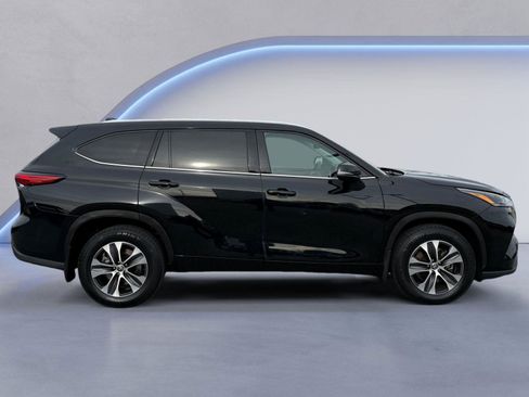 Used 2021 Toyota Highlander XLE image 2