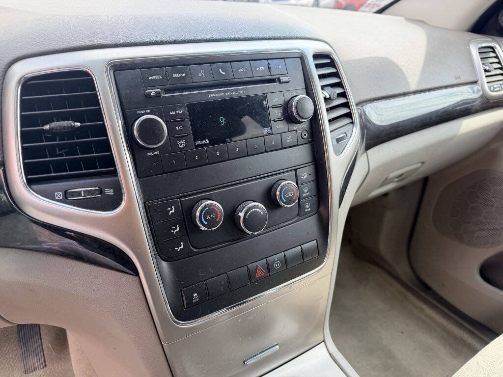 Used 2012 Jeep Grand Cherokee Laredo w/ Laredo E Group AWD/4WD image 12