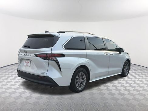 Used 2022 Toyota Sienna XLE FWD image 16