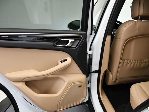 Certified 2025 Porsche Macan image 42