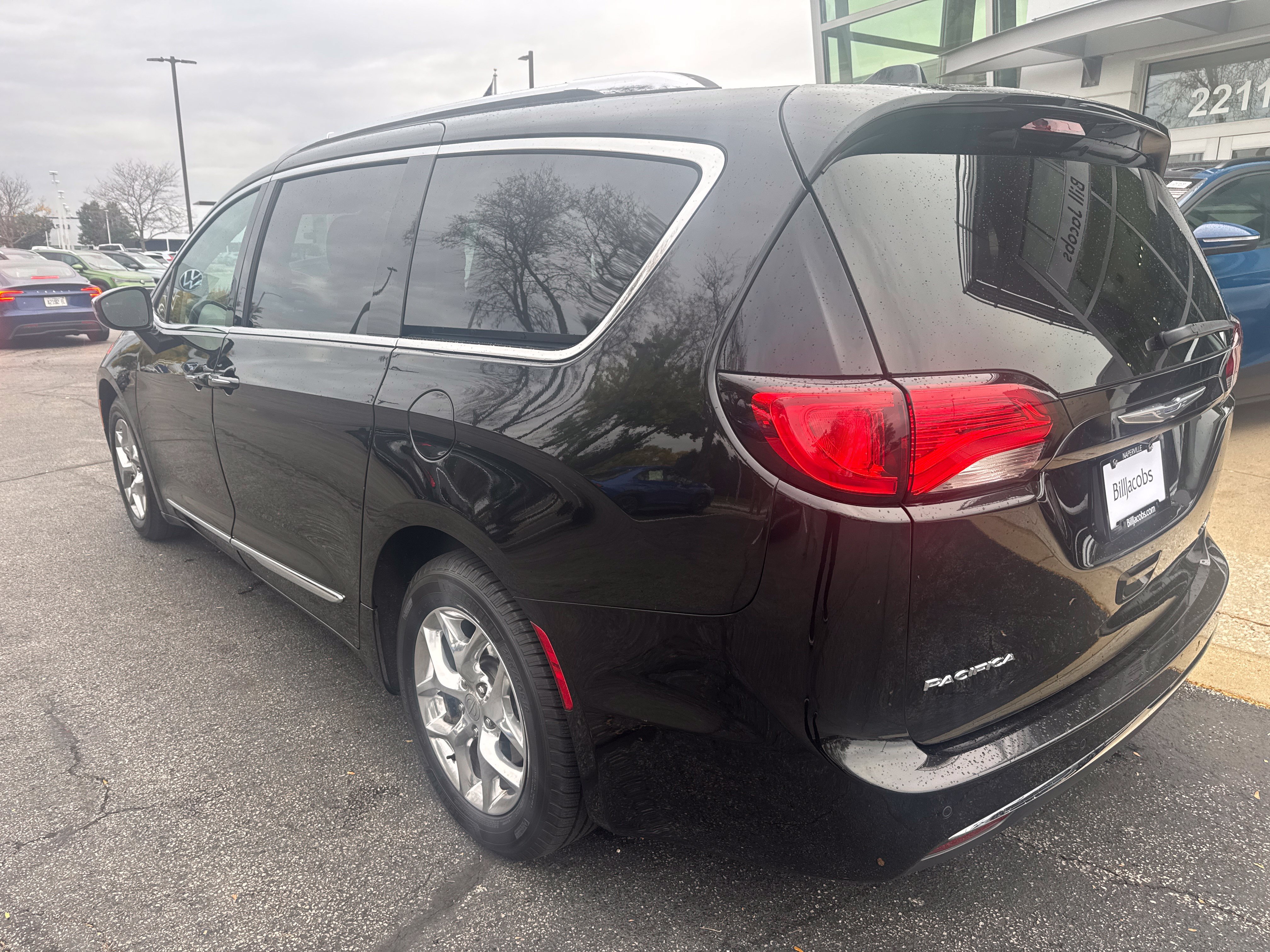 Used 2017 Chrysler Pacifica Limited FWD image 4