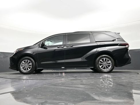 Used 2025 Toyota Sienna XLE w/ XLE Plus Package image 22