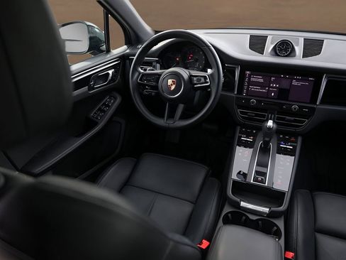 Used 2025 Porsche Macan image 27