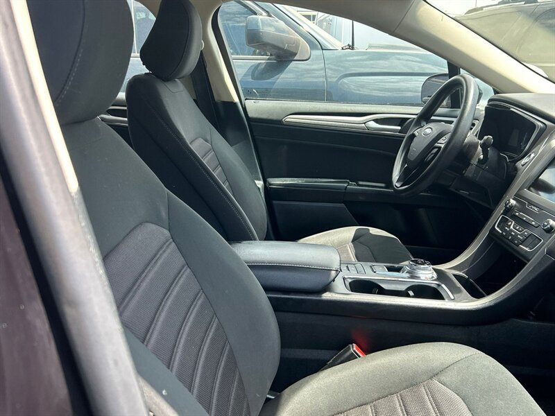 Used 2020 Ford Fusion SE FWD image 14