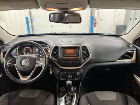 Used 2018 Jeep Cherokee Latitude w/ Cold Weather Group AWD/4WD image 10